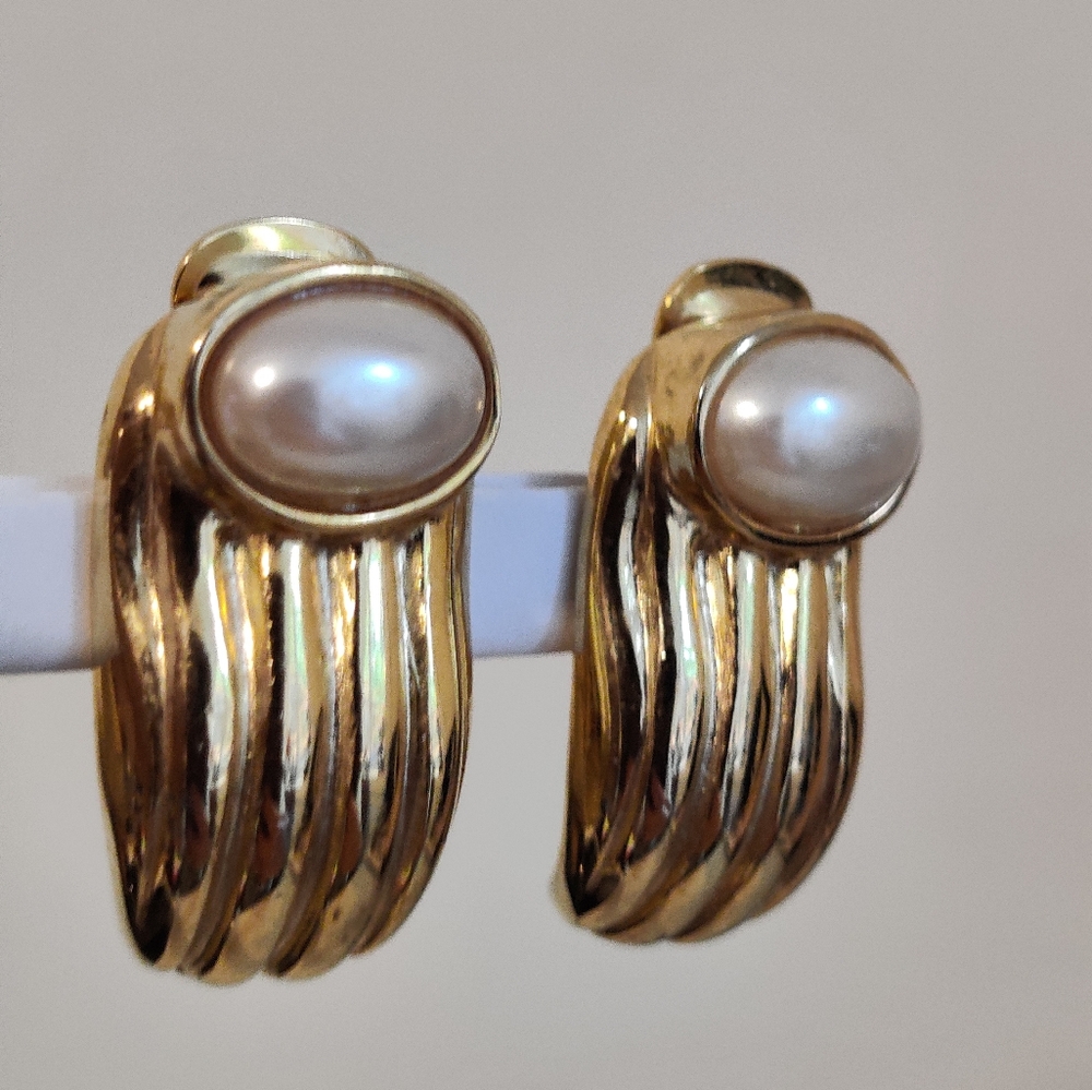 Vintage 80s Faux Pearls Gold plated earrings
